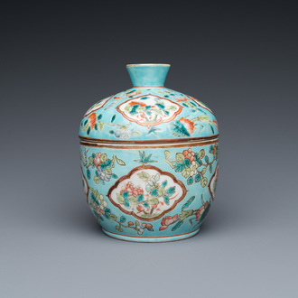 Bol couvert de type 'chupu' en porcelaine de Chine famille rose pour le marché Straits ou Peranakan, 19ème