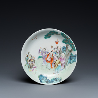 Assiette en porcelaine de Chine famille rose à décor d'immortels, marque et époque de Jiaqing