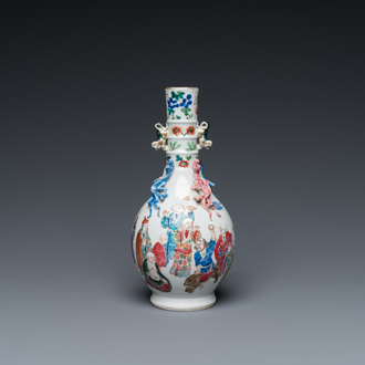 Vase de forme bouteille en porcelaine de Chine famille rose à décor des 18 Luohans, 19ème