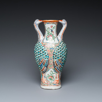 Vase aux anses en forme de grues en porcelaine de Chine famille rose de Canton, 19ème