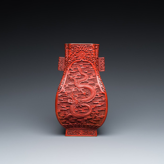 Vase de forme 'fanghu' en laque rouge, Chine, 19/20ème