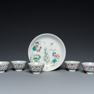 Cinq bols en porcelaine de Chine famille rose à décor de neuf pêches et une coupe aux poires de baumier, marque de Ju Ren Tang 居仁堂製, 19/20ème