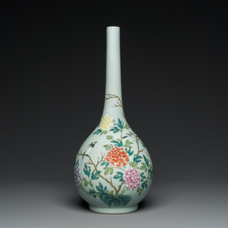 Grand vase de forme bouteille en porcelaine de Chine famille rose à fond céladon, marque de Qianlong, République