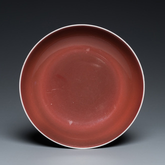 Assiette en porcelaine de Chine en rouge de cuivre monochrome, marque et époque de Qianlong