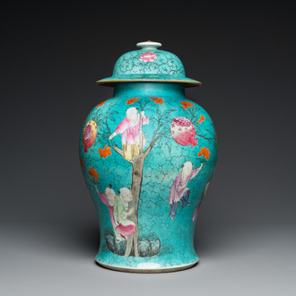 Vase couvert en porcelaine de Chine famille rose à fond turquoise, 19ème