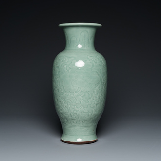 Een Chinese celadon-geglazuurde vaas met onderglazuur decor van pioenslingers, Qianlong