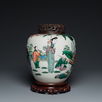 Pot en porcelaine de Chine famille verte au couvercle et socle en bois sculpté, 19ème