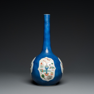 Vase de forme bouteille en porcelaine de Chine famille verte à fond bleu poudré, Kangxi