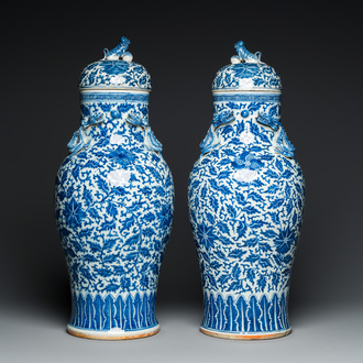 Paire de vases couverts en porcelaine de Chine en bleu et blanc, 19ème