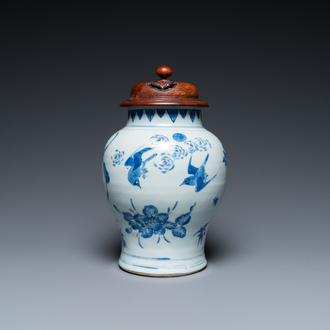 Vase en porcelaine de Chine en bleu et blanc à décor d'oiseaux parmi des branches fleuries, époque Transition