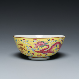 Bol en porcelaine de Chine famille rose à fond jaune, marque et époque de Xuantong
