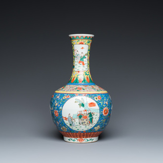 Vase de forme bouteille en porcelaine de Chine famille verte, marque de Kangxi, 19/20ème