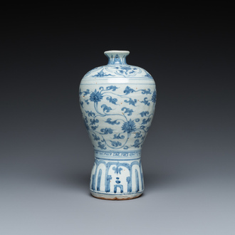 Vase de forme 'meiping' en porcelaine de Chine en bleu et blanc, Ming