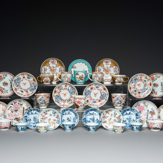 22 tasses et 19 soucoupes en porcelaine de Chine famille rose et en bleu et blanc, Kangxi et postérieur