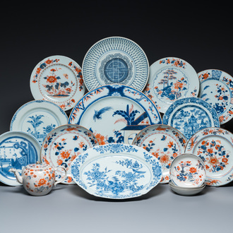 15 plats et une théière en porcelaine de Chine en bleu et blanc et de style Imari, Kangxi et postérieur