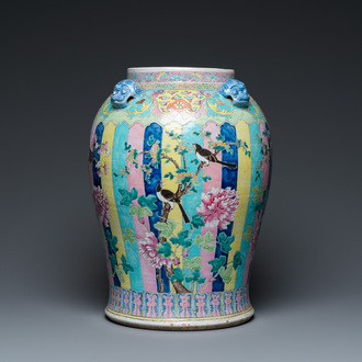 Grand vase en porcelaine de Chine famille rose pour le marché Straits ou Peranakan, 19ème