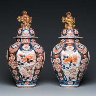 Paire de vases couverts en porcelaine Imari de Japon, Edo, 17/18ème