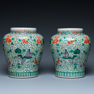 Paire de vases en porcelaine de Chine famille verte à décor de lions bouddhistes, 19ème