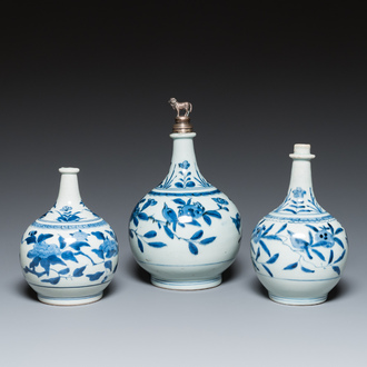 Drie blauw-witte Japanse Arita apothekersflessen, Edo, 18e eeuw