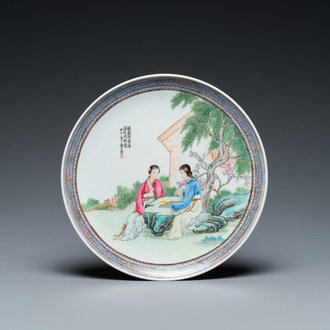 Een Chinese famille rose schotel met dames die go spelen, gesign. Wanglong Fu 王隆夫, gedat. 1954