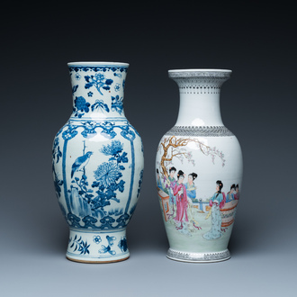 Een Chinese blauw-witte vaas en een famille rose vaas, 19e en 20e eeuw