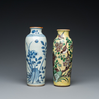 Twee Chinese blauw-witte en famille jaune rouleau vazen, Transitie periode en 19e eeuw