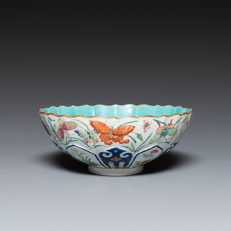 Bol en porcelaine de Chine famille rose à décor de papillons, marque de Jiaqing, 19ème