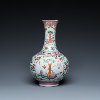 Vase de forme bouteille en porcelaine de Chine famille rose à décor d'antiquités, marque et époque de Guangxu