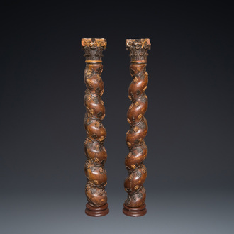 Een paar gepatineerde houten kolommen met druivenranken, 18e eeuw