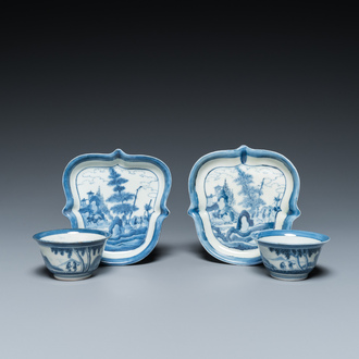 Paire de tasses et soucoupes en forme de boucliers en porcelaine Arita de Japon en bleu et blanc d'après van Frytom, Edo, 18ème