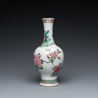 Vase en porcelaine de Chine famille rose à décor d'un oiseau parmi des branches fleuries, marque de Yongzheng, 19ème