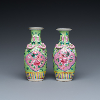 Paire de vases en porcelaine de Chine famille rose pour le marché Straits ou Peranakan, 19ème