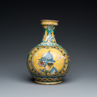 Een polychrome Italiaanse majolica apothekersfles, 17e eeuw