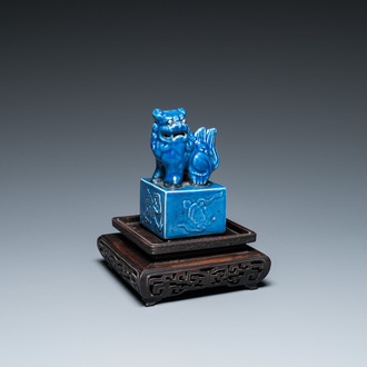 Sceau de Qianlong en porcelaine de Chine en bleu monochrome au fretel en forme de lion bouddhiste, 19/20ème