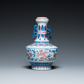 Vase en porcelaine de Chine en bleu, blanc et rouge de cuivre à décor de phénix, 19/20ème