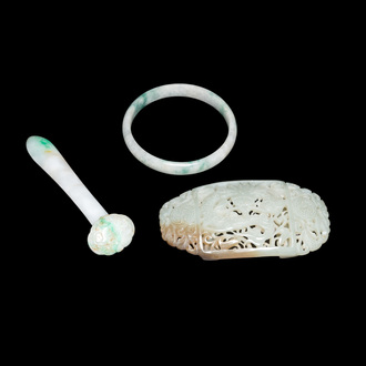 Un bracelet, une épingle en forme de sceptre ruyi et une boucle de ceinture ajourée en jade, Chine, 19/20ème