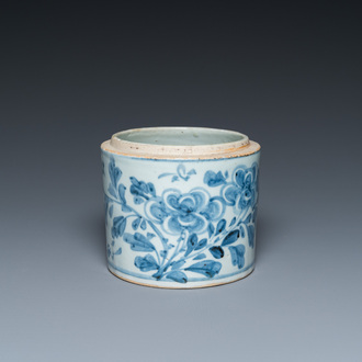 Een Koreaanse blauw-witte pot met floraal decor en kalligrafie, Joseon, 18e eeuw