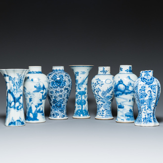 Sept vases en porcelaine de Chine en bleu et blanc, Kangxi