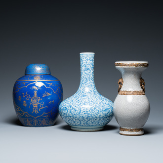 Drie Chinese vazen met blauw-wit, craquelé en poederblauw glazuur, 19e eeuw