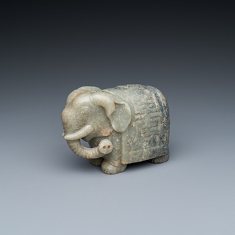 Een Chinese olifant in grijs gespikkelde celadon jade, Qing