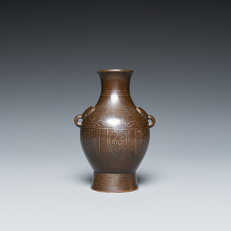 Vase de forme 'hu' en bronze incrusté d'argent, Chine, 17/18ème