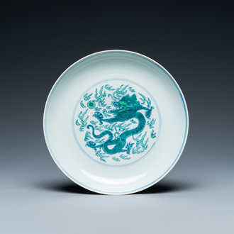 Coupe en porcelaine de Chine à décor d'un dragon en doucai-vert, marque et probablement époque de Kangxi
