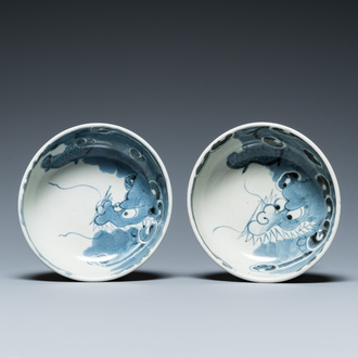 Een paar blauw-witte Japanse Arita 'draken' kommen, Edo, 18e eeuw