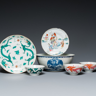 Vier Chinese 'draken' kommen, een schotel en een famille rose bord met verhalend decor, Yongzheng en later