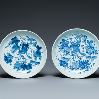 Paire de plats en porcelaine de Chine en bleu et blanc à décor d'écureuils et de vignes, Qianlong