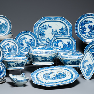 Service à 53 pièces en porcelaine de Chine en bleu et blanc, Qianlong