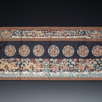 Panneau en soie brodée aux fils d'or et d'argent à décor de dragons, Chine, Qing