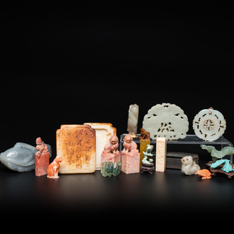 20 sculptures en corail, jade, pierre à savon et autres pierres, Chine, 19/20ème