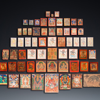Een uitgebreide collectie van 61 tsaklis op katoen en papier, Tibet en/of Mongolië, 18/20e eeuw