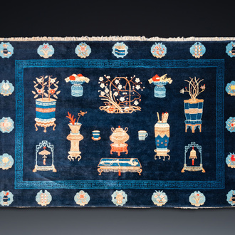 Grand tapis à décor d'antiquités sur fond bleu, Chine, 19ème